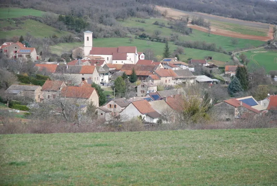 Mancey, son église romane et ses toits de tuiles au cœur des collines boisées du Tournugeois.
